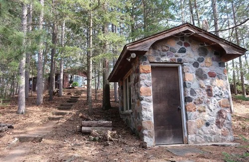 Markville Cabin | Tranquil Cabin Retreat in Serene Danbury – Modern Comforts Amidst Nature’s Charm