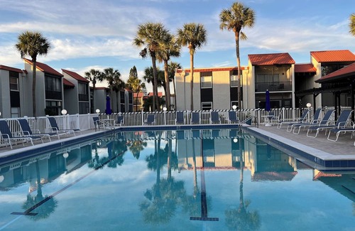 Sarasota Springs Villa | Charming condo 12 mins to siesta key beach