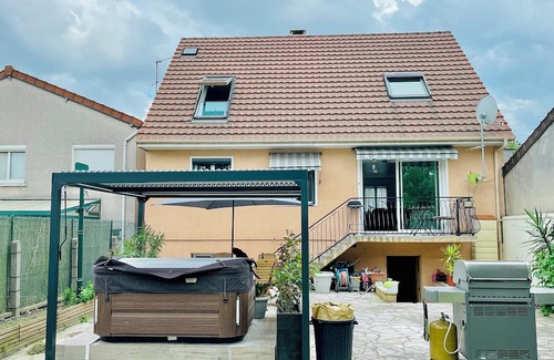 Le Blanc-Mesnil House | 2-bedroom house in enchanting Le Blanc-Mesnil with AC, WiFi, fitness room