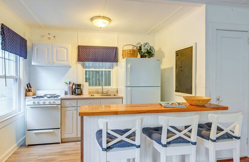 New Suffolk Cottage | Enchanting North Fork Garden Cottage w/Water View