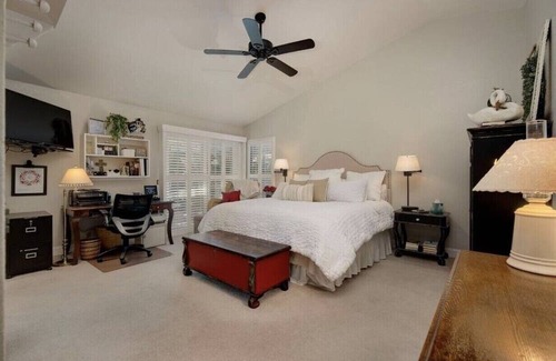 Roseville House | Charming 3-bedroom house with pool in Roseville, Maidu park, pet friendly
