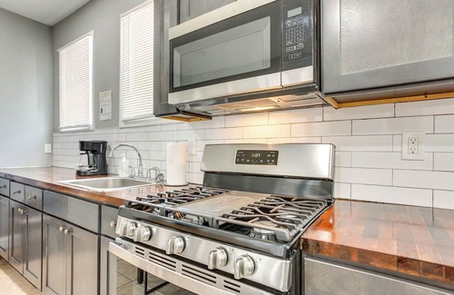 Elizabeth Apartment | Convenient Elizabeth Apartment w/Private Balcony!