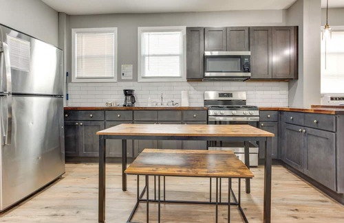 Elizabeth Apartment | Convenient Elizabeth Apartment w/Private Balcony!