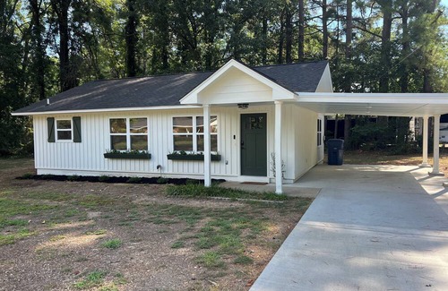 Batesville House | Charming 2-bedroom house with AC, WiFi in pleasant Batesville