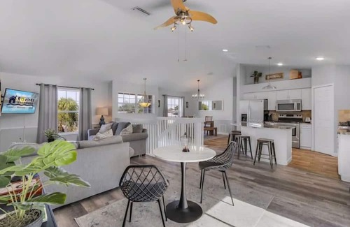 Jacarandas House | Sunny Palms Paradise: 6 Bedroom Villa Heated Pool