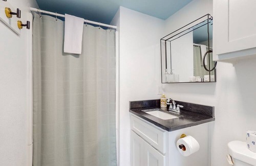 Gilchrist Apartment | Beachfront studio w/ ample outdoor activities & stunning views