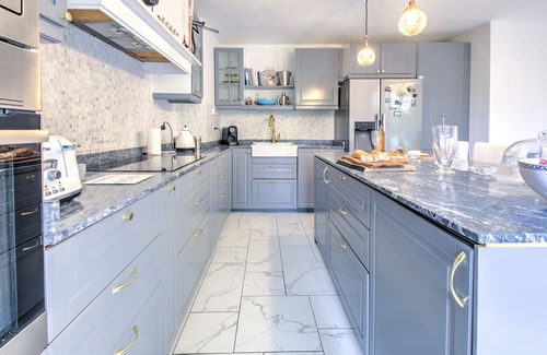 Vezac Villa | Villa 'Superbe Bord De La Dordogne' with Mountain View, Private Pool and Wi-Fi