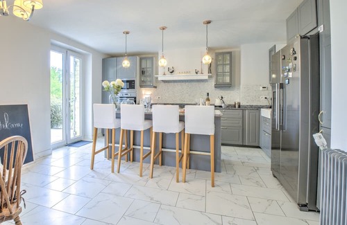 Vezac Villa | Villa 'Superbe Bord De La Dordogne' with Mountain View, Private Pool and Wi-Fi