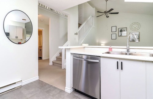 Collingwood House | Collingwood Stunning Ski/Beach Vacation Home - 10 min from the Mountains/Beach!