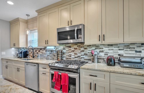 Des Plaines House | Serene & Charming 5BR Des Plaines Getaway