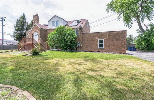 Des Plaines House | Serene & Charming 5BR Des Plaines Getaway