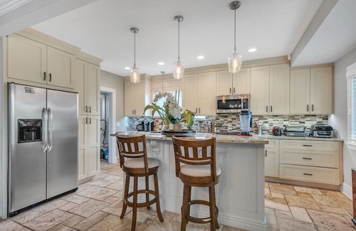 Des Plaines House | Serene & Charming 5BR Des Plaines Getaway