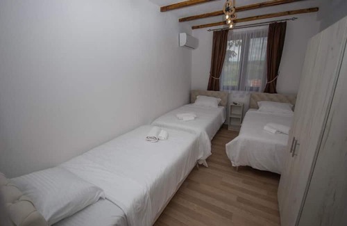 Vardar Region Apartment | Triple Room with Bathroom - Arаbeska Family Winery & Apartments