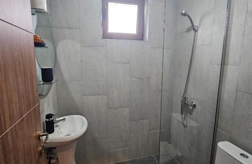 Vardar Region Apartment | Triple Room with Private Bathroom - Arаbeska Family Winery & Apartments