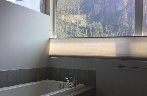Squamish House | Modern bright home, epic views, family friendly