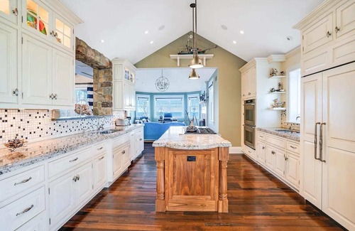 Montauk House | Bayside Estate | Estate w/Pool, Gym & Beach Access