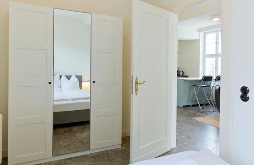 Neu Fahrland Apartment | Stilvolle Ferienwohnung im Landhaus am Jungfernsee mit Seezugang