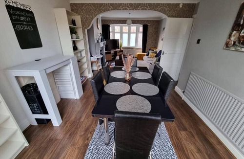 Droylsden House | 3 Bed Spacious House with Parking