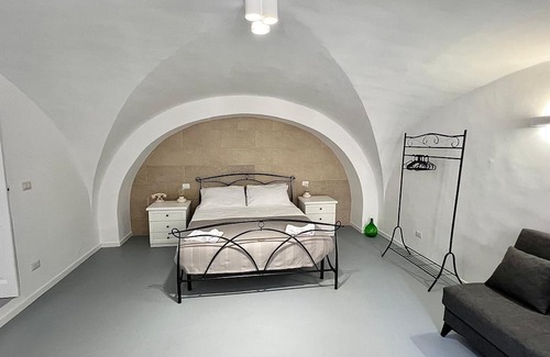 Bari City Centre Apartment | White Dome Suite