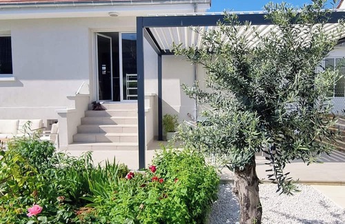 Poussots Villa | Villa sleeps 12, garden and pool in summer, haven of peace close to town center