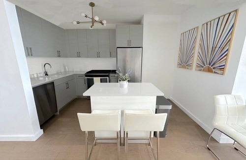 Williamsburg Apartment | Skyline Manhattan Views - Luxury Queen Suite - Outdoor Pool Williamsburg