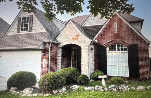 Woodland House | Awesome Pool House Pet friendly. Close to Mall and nice Restaurants. Great area