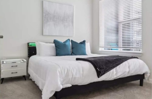 Southbank Apartment | San Marco Luxe! 1BR w/ Pool & Private Patio - Steps to Shops & Stadium
