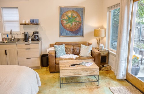 West Oak Hill Cottage | Serene studio nestled in nature