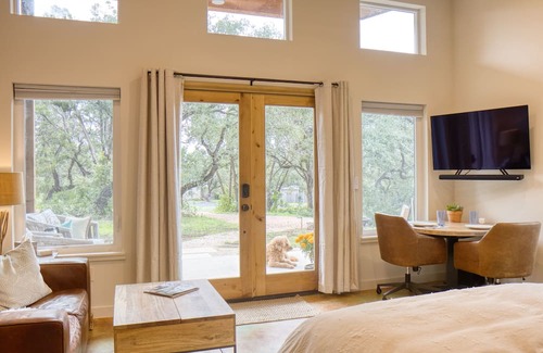 West Oak Hill Cottage | Serene studio nestled in nature