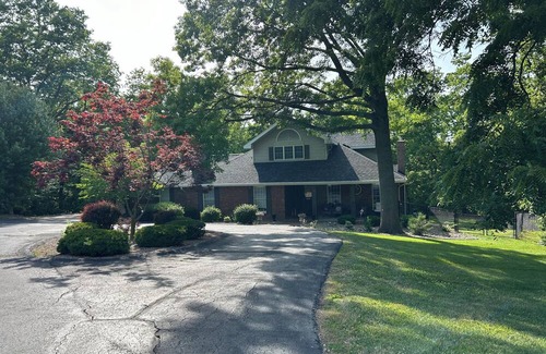Hannibal House | Spacious executive home, close to Historic trails, w/hot tub, pet friendly.