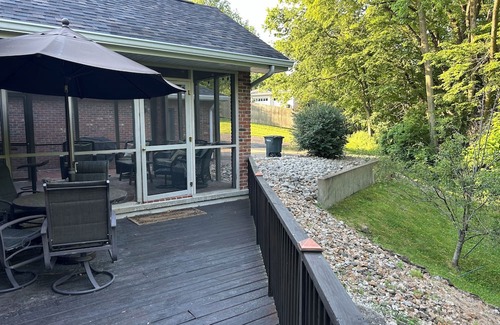 Hannibal House | Spacious executive home, close to Historic trails, w/hot tub, pet friendly.