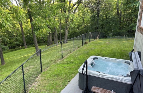 Hannibal House | Spacious executive home, close to Historic trails, w/hot tub, pet friendly.