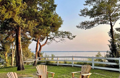 White Stone House | Best View on the Northern Neck, Tons of Privacy and a Sandy Beach!
