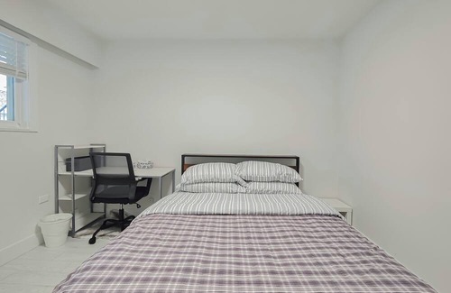 Sunset House | Cozy Newly Renovated Room with en-suite Bathrooms