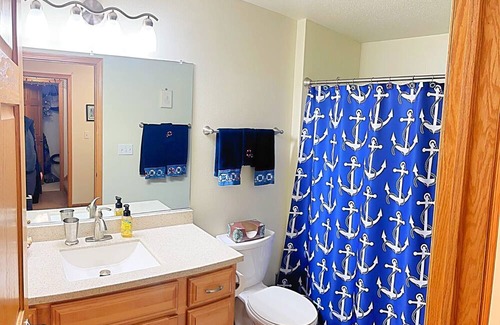 Delavan Condo | Waterfront Retreat
