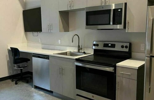 Downtown Lincoln Apartment | Family Retreat: Urban Studio with Shared Terrace