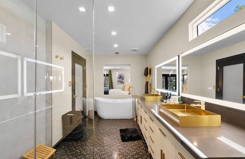 Ladera Heights House | Luxury 3+3 with Spacious Yard w/ Car + Chef option