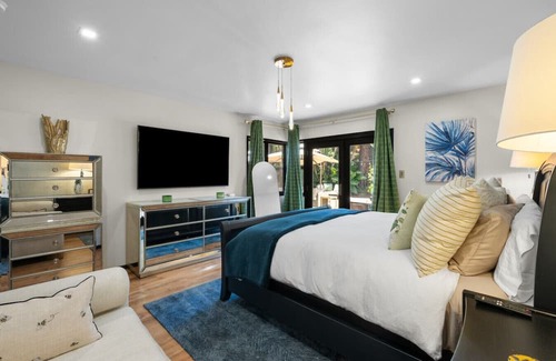 Ladera Heights House | Luxury 3+3 with Spacious Yard w/ Car + Chef option