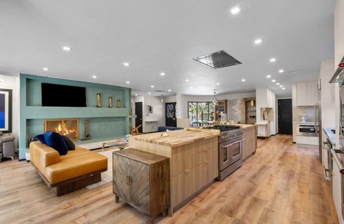Ladera Heights House | Luxury 3+3 with Spacious Yard w/ Car + Chef option