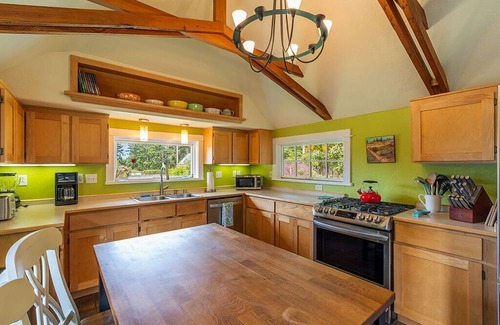 Westhaven-Moonstone House | Casa de Rosa~Comfortable Cottage w/ Hot Tub