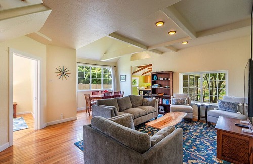 Westhaven-Moonstone House | Casa de Rosa~Comfortable Cottage w/ Hot Tub