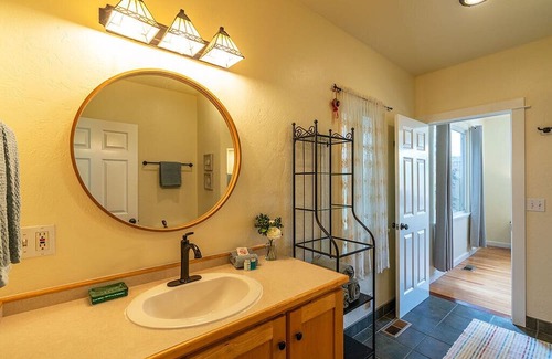 Westhaven-Moonstone House | Casa de Rosa~Comfortable Cottage w/ Hot Tub