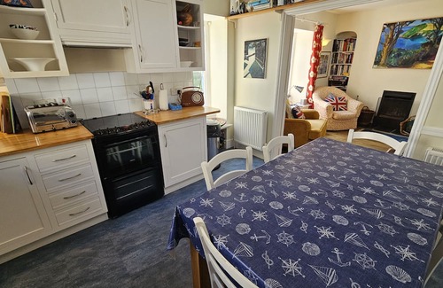 Portloe Cottage | Farm Cottage - a cottage that sleeps 7 guests in 4 bedrooms