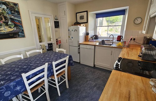 Portloe Cottage | Farm Cottage - a cottage that sleeps 7 guests in 4 bedrooms