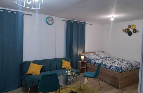 Conflans-Sainte-Honorine Apartment | Homerez - Studio Conflans, lake view