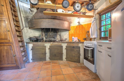 Neuvic Cottage | Cottage 'Moulin De Villeverneix' with Private Garden, Wi-Fi and Air Conditioning