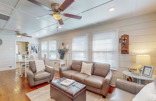 Tomball House | Walk to Shops, Restaurants, Pubs, and Music