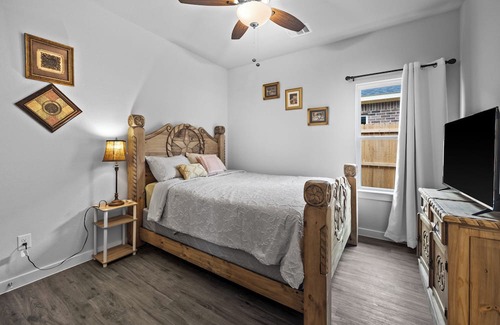 Tarrant County House | Cozy Long-term Stay - 4BR, King/Queen Beds, Ft Worth