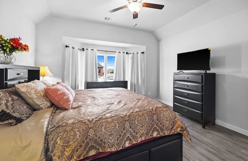 Tarrant County House | Cozy Long-term Stay - 4BR, King/Queen Beds, Ft Worth