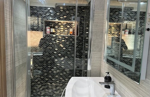 High Wycombe House | Luxurious home - Sleeps 10 - Great Location